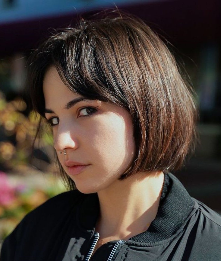 Chic French Bob for Round Faces Rounded Short Bob with Parted Bangs