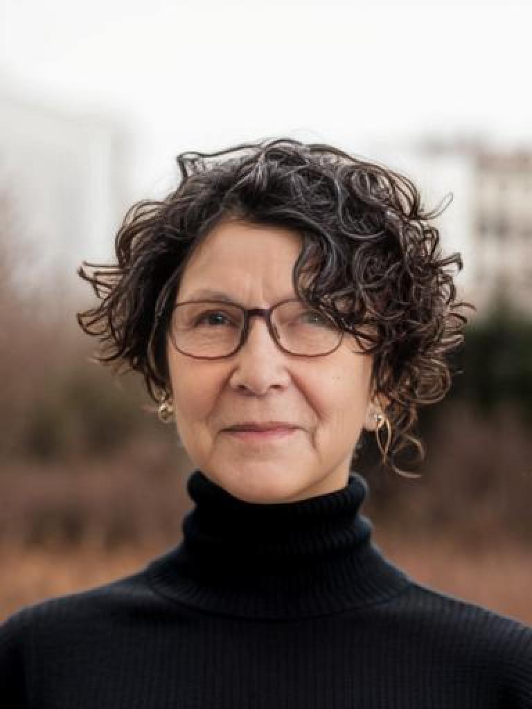 Curly Hairstyle with Bangs to Make You Look Younger