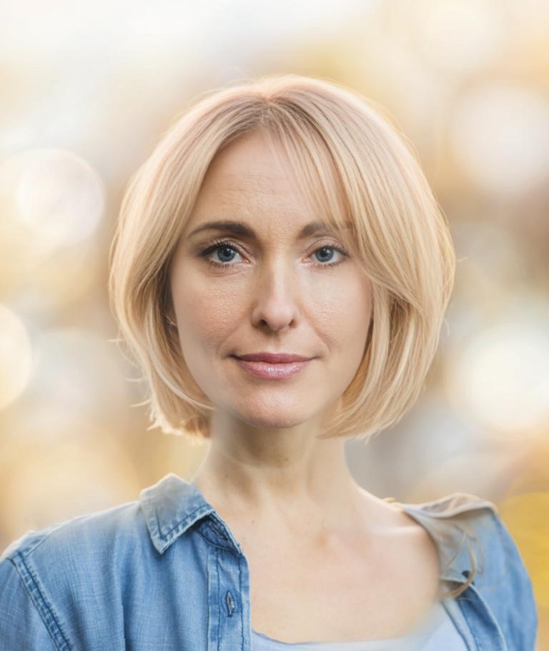 Blonde Bob with Curtain Bangs AI Filter